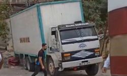 Gaziantep'te freni boşalan kamyon elektrik direği ve eve çarparak durabildi