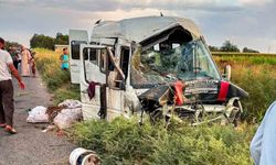 Şanlıurfa'da işçileri taşıyan servis tahliye kanalına devrildi! Çok sayıda yaralı var...