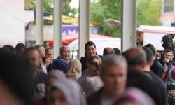 Başkan Yılmaz hemşehrileri dinledi, pazarda fiyatları düşürdü