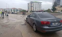 Gaziantep'te 2 otomobil çarpıştı: Araçlarda maddi hasar oluştu