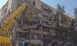 Gaziantep'te depremde ağır hasar alan 50 yıllık binada yıkım çalışması başlatıldı