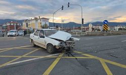 Gaziantep'te korkutan kaza! 2 araç çarpıştı...