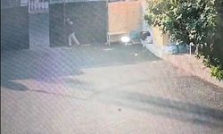 Nizip'te korkutan kaza kamerada! Kapı bir anda bekçinin üzerine düştü
