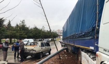 Gaziantep'te tır 3 otomobile çarptı: 4 yaralı