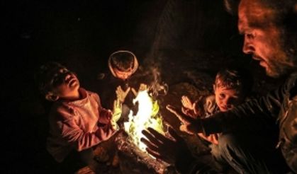 İDLİB - Üç küçük kardeş, gece uykuya dalabilmek için gündüz topladıkları kartonları yakıyor