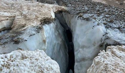 Cilo Dağı'nda buzul kırıldı, 4 kişi oluşan çukura düştü