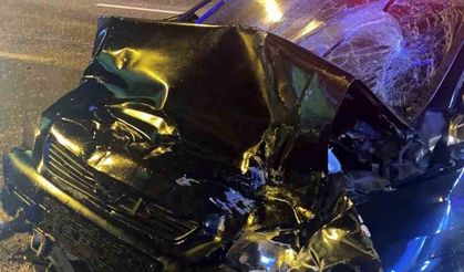 VİDEO HABER / Tırla çarpışan otomobil hurdaya döndü: 1 ölü, 1 yaralı