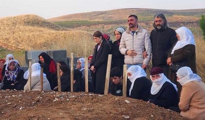 VİDEO HABER / Siirt’teki kazada hayatını kaybeden anne ve 5 çocuğu yan yana defnedildi