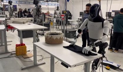 Elon Musk, şirketinin geliştirdiği insansı robotun tişört katladığı anları paylaştı