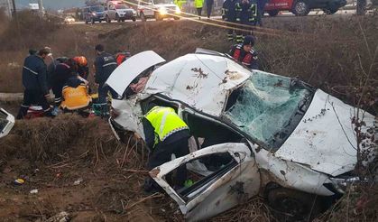 Otomobil şarampole uçtu: 1’i çocuk 4 yaralı