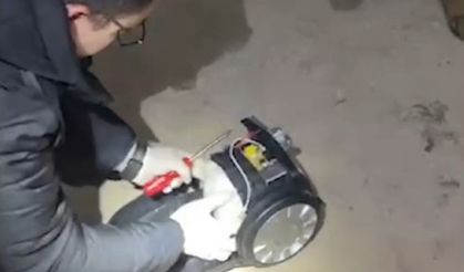 Tost makinesini ve süpürgeyi açan polis şok oldu