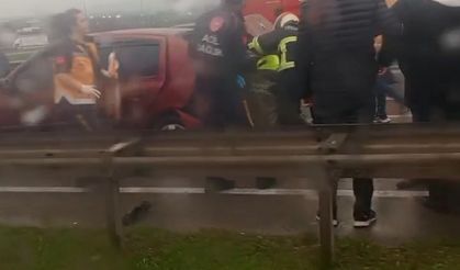Yağışlı havada duramayan kamyon zincirleme kazaya sebep oldu: 4 yaralı
