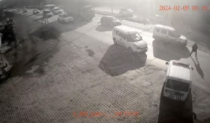 Kaçak göçmen taşıyan sürücü, aracı polisin üzerine sürdü o anlar kamerada