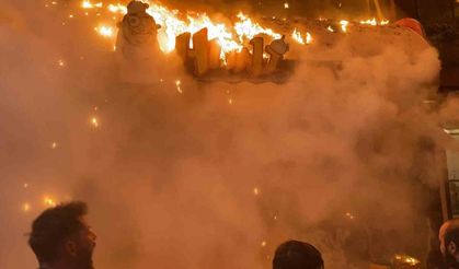 Korkutan yangın: 5 katlı eğlence merkezi alev alev yandı