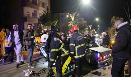 İki Mercedes otomobil çarpıştı: Kazazede yakınları önce ambulansa sonra itfaiyeye saldırdı