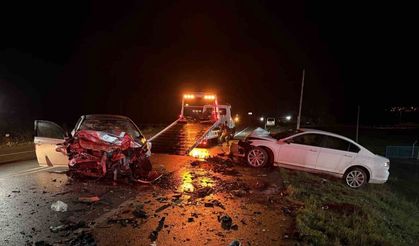 Bayramın 2’nci günü feci kaza... İki otomobil kafa kafaya çarpıştı: 3 ölü, 1 yaralı