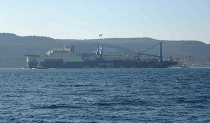 Derin denizde boru döşeme gemisi ’Castorone’ Çanakkale Boğazı’ndan geçti