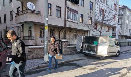 Genç kız annesini defalarca bıçaklayarak öldürdü