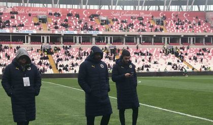 Fenerbahçeli futbolcular ve Jose Mourinho’dan zemin kontrolü