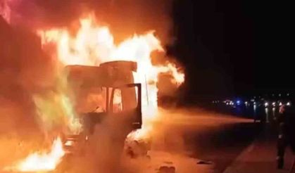 Gaziantep yolundaki tır alev alev yandı