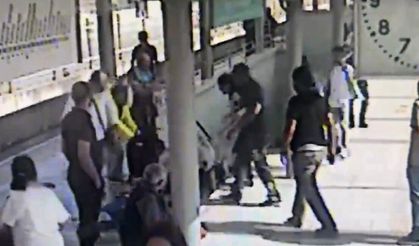 İzmir'de kan donduran cinayet kamerada! Metroda sigara içen kişiyi uyaran güvenlik görevlisi öldürüldü!