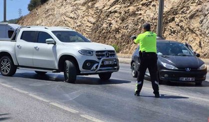 Dilan Çıtak, polisin üzerine araba sürdü