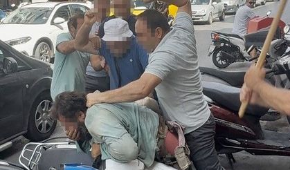 Yol ortasında öldüresiye darbettiler: O anlar kamerada