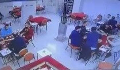 Okey oynarken depreme yakalandılar, aldırış etmediler!