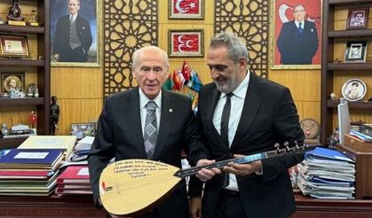 Sanatçı Yavuz Bingöl, MHP Lideri Bahçeli’ye bağlama hediye etti