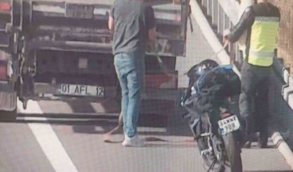 Otoyolda tehlikeli yolculuk kameralara yansıdı: Benzini biten motosikleti kamyonla çektiler