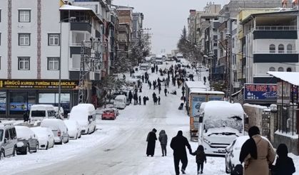 Gaziantep'te çocukların kar keyfi: Tepsi, poşet, leğen ve tahta ile kayak yaptılar