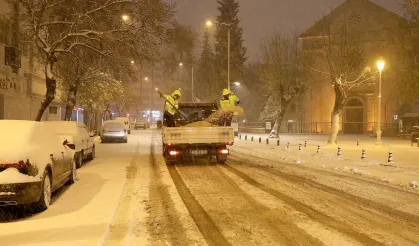 Gaziantep ve çevre illerde kar nedeniyle kapanan yolları açma çalışmaları sürüyor
