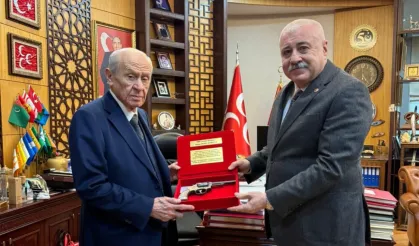 Sermet Atay’dan Devlet Bahçeli'ye doğum gününde muhteşem hediye! Antika silah