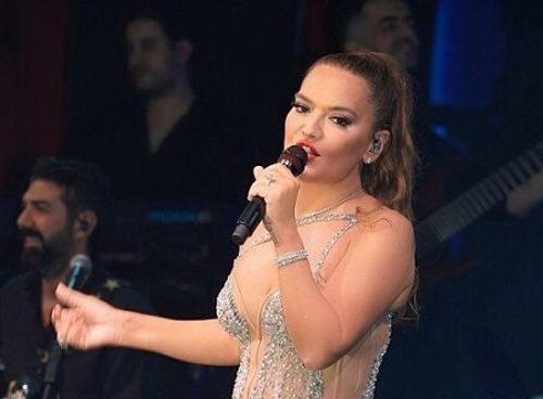 Demet Akalın yazı Bodrum’da karşıladı! Bikinili pozu olay oldu...