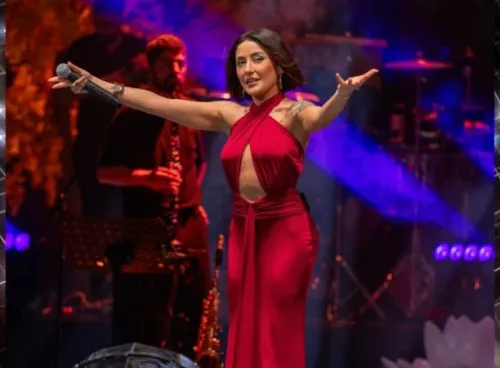 Melek Mosso'dan konserde dikkat çeken dans şovu