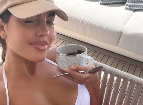 Fiziği eleştirilmişti! Georgina Rodriguez beyaz bikinisiyle cevap verdi