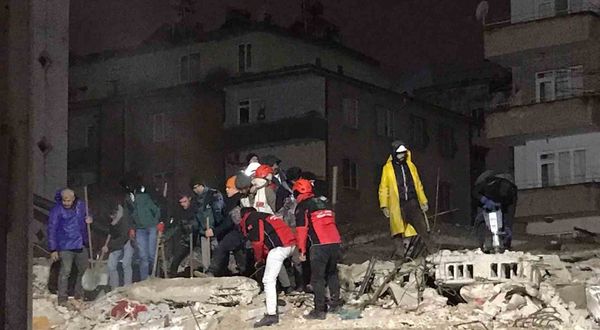 Gaziantep’te 6 katlı bina enkazından 2 ceset daha çıkartıldı