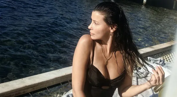 Kızılcık Şerbeti'nin Alev'iydi! Müjde Uzman da bikinili pozlar yükledi