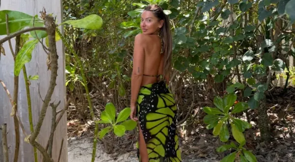 Hadise'den tatil pozları: Makyajsız ve doğal hali dikkat çekti