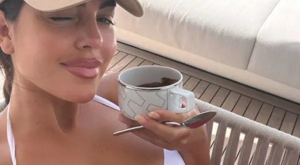 Fiziği eleştirilmişti! Georgina Rodriguez beyaz bikinisiyle cevap verdi