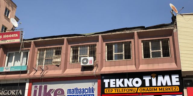 Gaziantep'te iş merkezinin çatı duvarı çöktü, faciadan dönüldü