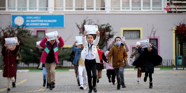 Gaziantep ve çevre illerinde öğrenciler karnelerini aldı