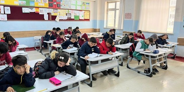 Kahramanmaraş merkezli depremlerden etkilenen Gaziantep'te, 662 bin 502 öğrenci dersbaşı yaptı.