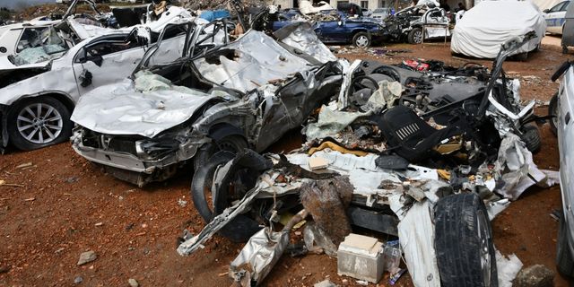 Gaziantep Nurdağı'nda enkazdan çıkarılan hasarlı araçlar sahiplerini bekliyor