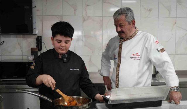 13 yaşındaki Buğra, depremzedelere yemek yaparken aşçılığa merak saldı