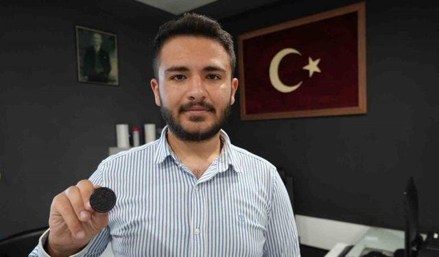 Türkiye’nin en genç muhtarı mührü babasından alarak göreve başladı