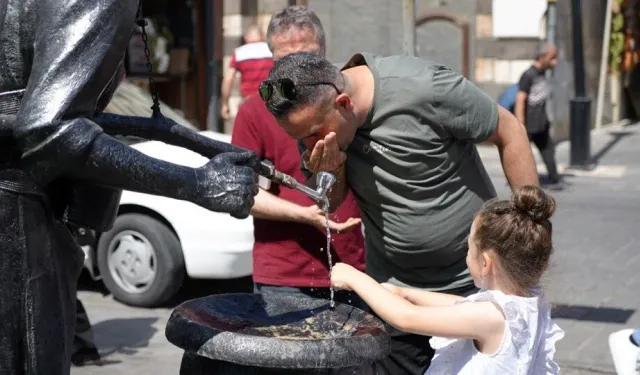 Gaziantep’te vatandaşlar serinlemek için çeşme sırası bekledi