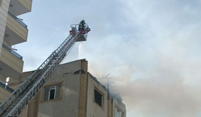 Gaziantep'te hasarlı binada çıkan yangın söndürüldü