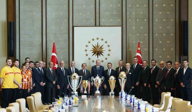 Galatasaray’ın şampiyon takımlarından Cumhurbaşkanı Erdoğan’a ziyaret