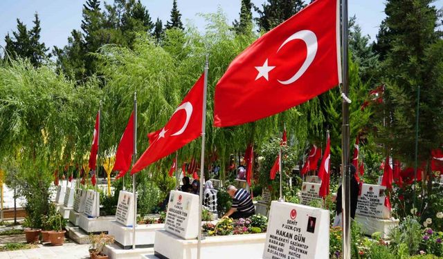 Gaziantep’teki mezarlıklar ve şehitliklerde Arefe yoğunluğu